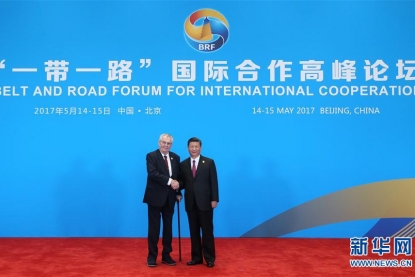 习近平迎接出席"一带一路"国际合作高峰论坛圆桌峰会的领导人和国际组织负责人